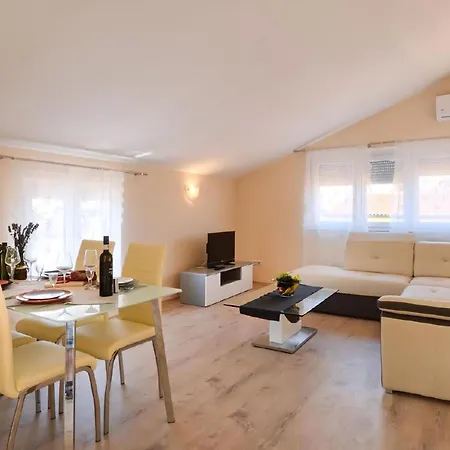 Apartmán Mit Pool, Garten, Liegen, Strandnah