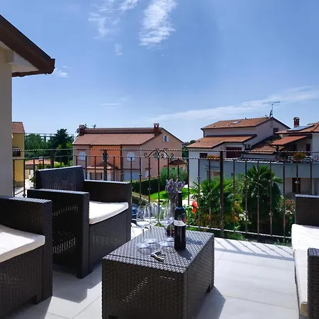 Appartement Mit Pool, Garten, Liegen, Strandnah *