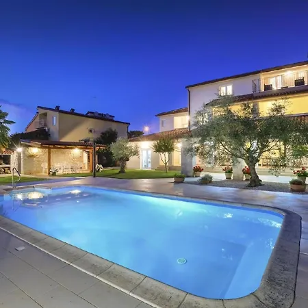 Mit Pool, Garten, Liegen, Strandnah Appartement *