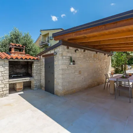 Mit Pool, Garten, Liegen, Strandnah Apartmán