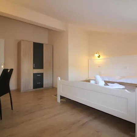 Appartement Mit Pool, Garten, Liegen, Strandnah Poreč