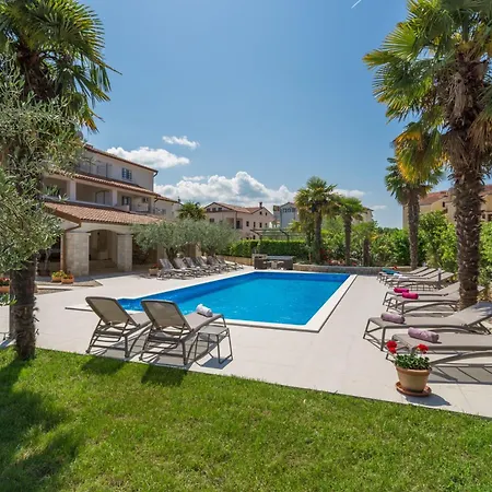 Mit Pool, Garten, Liegen, Strandnah Poreč
