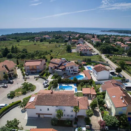 Appartement Mit Pool, Garten, Liegen, Strandnah
