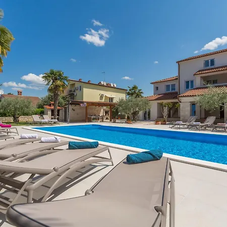 Apartmán Mit Pool, Garten, Liegen, Strandnah