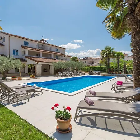 Apartmán Mit Pool, Garten, Liegen, Strandnah *