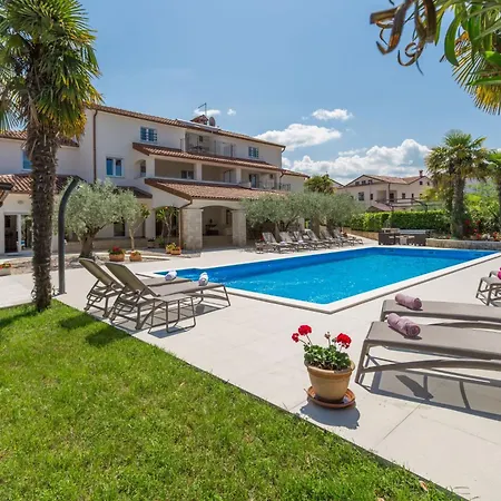 Appartement Mit Pool, Garten, Liegen, Strandnah