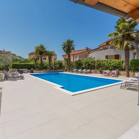 Mit Pool, Garten, Liegen, Strandnah Lejlighed