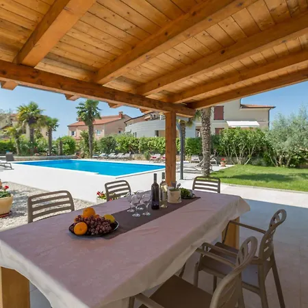 Mit Pool, Garten, Liegen, Strandnah Appartement