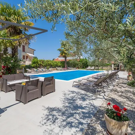 Mit Pool, Garten, Liegen, Strandnah