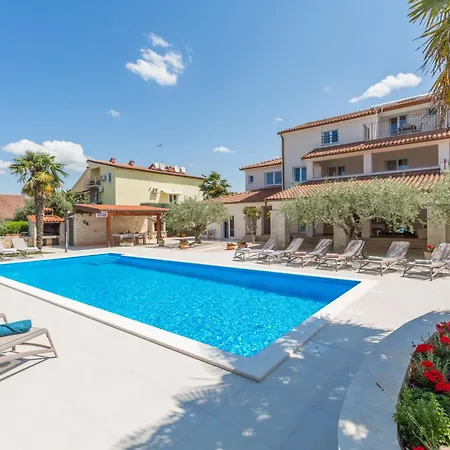 Mit Pool, Garten, Liegen, Strandnah Appartement Poreč