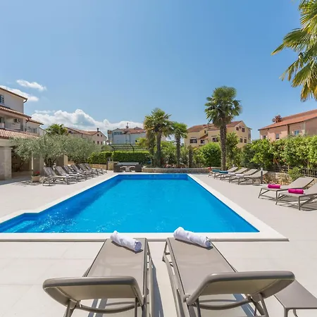 Mit Pool, Garten, Liegen, Strandnah Appartement *