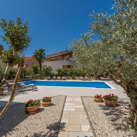 Appartement Mit Pool, Garten, Liegen, Strandnah *