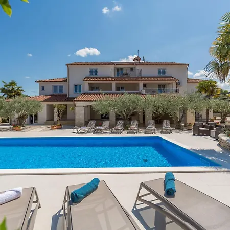 Mit Pool, Garten, Liegen, Strandnah Appartement Poreč