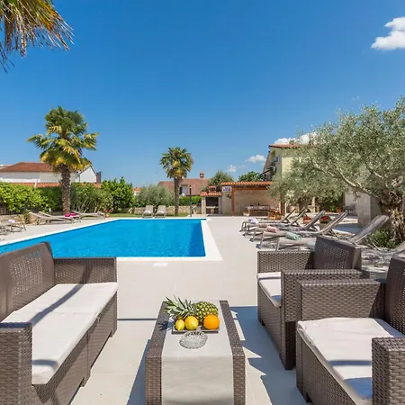 Mit Pool, Garten, Liegen, Strandnah Appartement